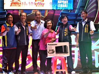 楊副市長抽出微波盧大獎與得獎名眾合影