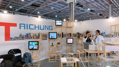 都發局長參觀「台中房地產交易博覽會」