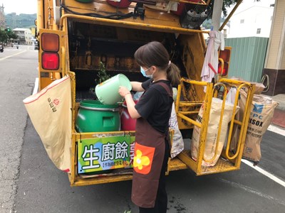 中市垃圾車沿街收運生廚餘