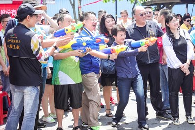 「全身濕透！」盧市長與民同樂大玩水仗 獻上首次濕身秀