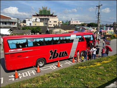 中市府交通局在高美濕地實施交通管制並安排專車供民眾搭乘，提升遊客安全與觀光品質