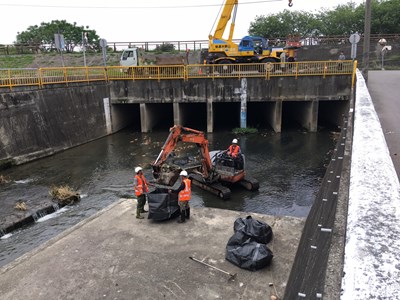 除了抽水機組及防汛資材等準備外，市府也重視平常河道維護及道路側排水溝清淤