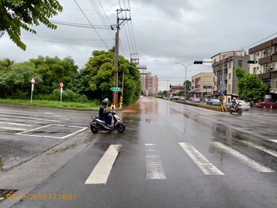 華南路跟自由路口積水已退