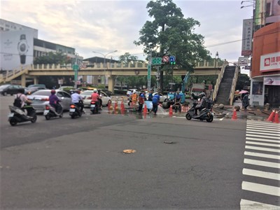 台灣大道與大墩路口水管破裂湧水 中市府緊急搶修完成將儘速開放通車
