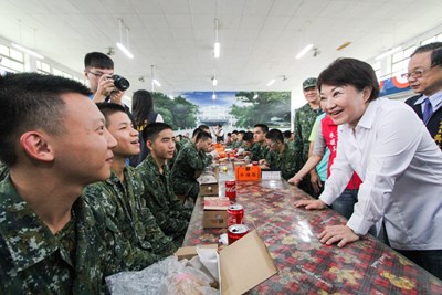 提前慶中秋 盧市長攜炸雞可樂至成功嶺慰勞中市役男