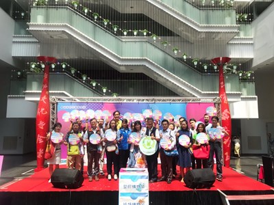 環保局今(28)日在台灣大道市政大樓舉辦「袋動台中 減塑綠城市」二手袋循環回收站啟動記者會。