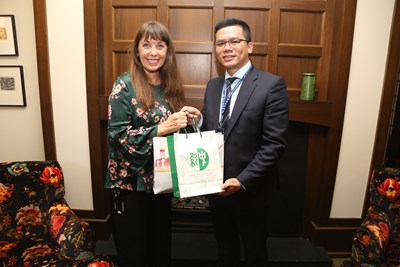 吳局長贈禮給行銷部總監Vicki Jackways