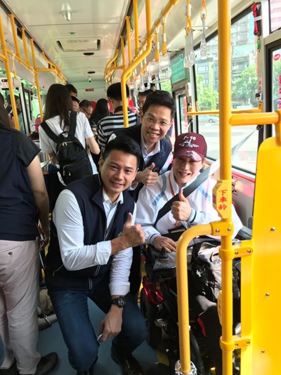 葉局長也陪同搭乘  瞭解低地板公車推動狀況