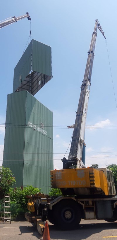 中市府強制拆除台74線農地大型鐵皮廣告違建 維護市容及行車安全