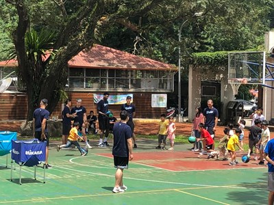 小球迷圓夢了 明星球員化身籃球教練現身中坑國小