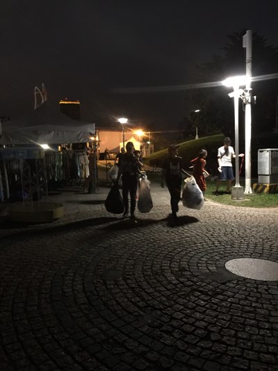 搖滾台中首日活動結束後，志工夥伴維護場地環境情形。