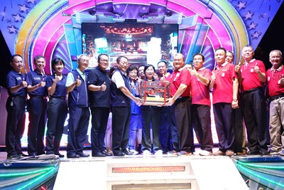 中市芒果樹福德宮回饋鄉里，由副市長楊瓊瓔代表受贈，並頒發感謝狀表彰其善行義舉。