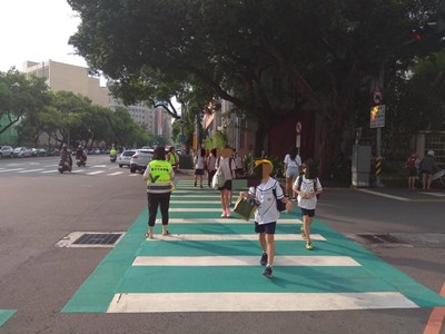 台中市在學校周邊劃設綠斑馬行穿線 守護孩童上學安全