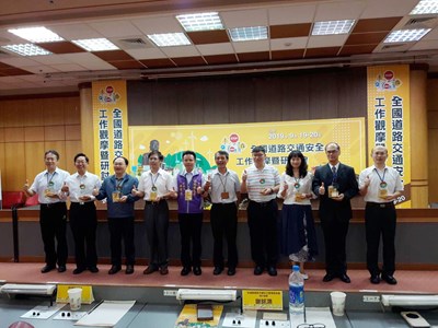 交通局今年以「公車停靠區智慧化科技監控計畫」榮獲道安創新貢獻獎交通工程類第二名