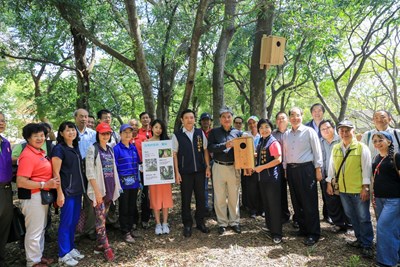 台中市政府為改善東大溪水質及鄰近環境，今(20)日舉辦「動手做做‧咱ㄝ溪」工作坊，邀請地方校長、里長及專家學者參與，先設置3個巢箱，待東大溪改善完成後，預計設置45個巢箱，讓貓頭鷹也擁有宜居城市。