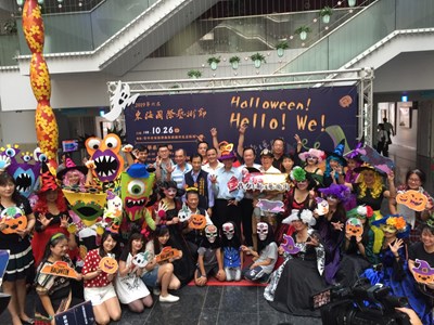 市府經發局今日舉行「2019第六屆東海國際藝術節-Halloween! Hello! We!」記者會，由東海藝術街商圈店家COSPLAY「萬聖節」主題，展現精彩的「Hello! Halloween !」表演，氣氛熱鬧。