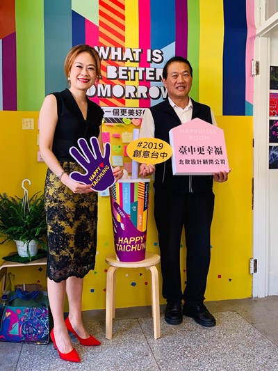 「2019創意臺中」，文化局長張大春偕同策展人北歐設計顧問公司廖佳玲總監到場關心民眾參觀情形