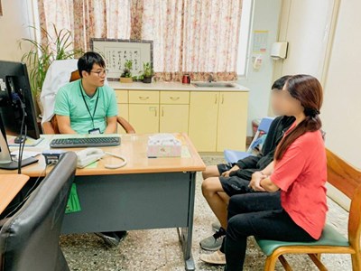 衛生局今年與10家戒癮醫院合作，提供染毒青少年至少3個月的門診與心理治療，透過醫療專業人員協助遠離毒品。