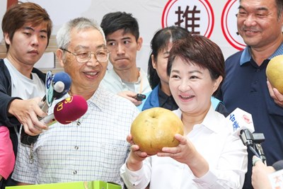 盧市長與研發人劉申權先生共同推廣高接梨新品種「寶島甘露梨」