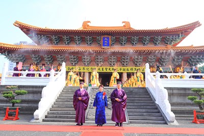 台中近10年首位女正獻官 盧市長循古禮祭孔