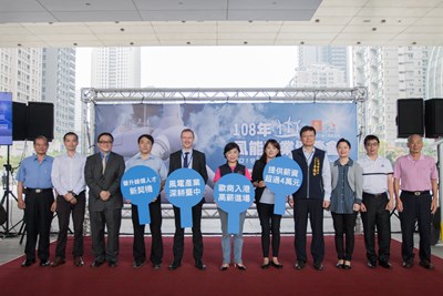 今日風能就業博覽會，由楊副市長主持，包括丹麥商務辦事處長伯孟德、台中市就業服務處長傅晶如、經發局副局長李逸安、台中市總工會理事長謝宗佑、台中縣工業會理事長吳桂森、大台中職業總工會常務理事賴水銀均到場響應。