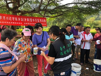 環保局協助民眾採樣檢測水質