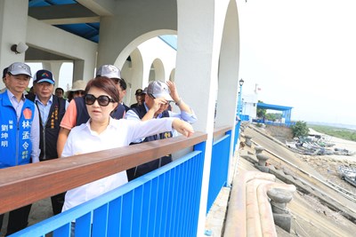 盧市長今（8）日前往麗水漁港視察景觀工程改善情形