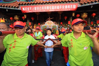 盧市長扶媽祖神轎起駕出發