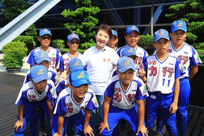 市長與力行國小少棒隊合影