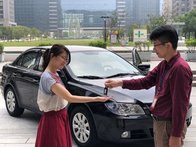 交車時務必要檢查檢驗合格證、出廠證明書、海關進口證明書、完稅證明、牌照申請書、車籍資料袋、行照及保險卡等證件資料，並核對資料是否正確。