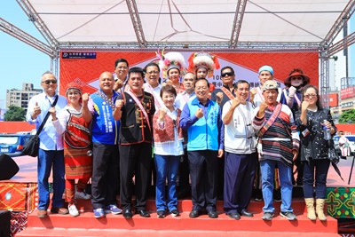 盧市長著傳統服飾出席2019中市原民傳統文化節，大溜4族語言。