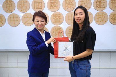 畢業於台中高工的楊婷喻更為台灣在汽車噴漆項目首度摘金，市長盧秀燕表揚肯定