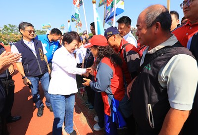 盧市長逐一與隊員握手問候