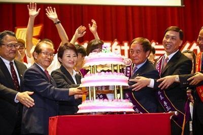 嶺東科技大學今(28)日舉行創校55週年校慶大會，台中市長盧秀燕出席道賀，與現場一千多位師生、校友共同歡度校慶