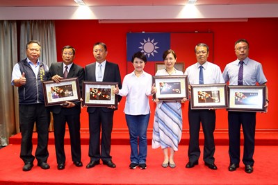 盧市長於市政會議上表揚今年榮獲行政院農委會「農金獎」的大雅、豐原、神岡、霧峰及梧棲區等5家農會。