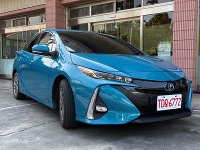 多元化計程車有別於一般小黃計程車，採全預約載客，不得在路上巡迴攬客，車身跳脫傳統黃色車身，也沒有車頂燈及空車燈，車牌則和一般計程車一樣，都是白底紅字營業車牌。