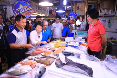 盧市長介紹挑魚小撇步