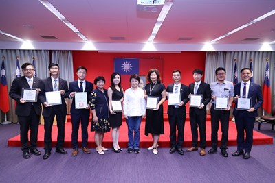 中市府表揚不動產優良從業菁英，盧市長與獲獎人員大合照