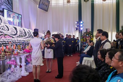 盧市長擔任主奠獻花致哀