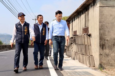 建設局長陳大田邀請立法委員江啟臣及當地里長，一同現地視察東勢慶福街（中46）完工情形