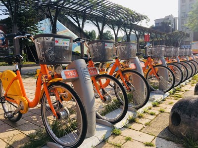 為鼓勵民間響應建置綠色運具，市府訂定「台中市政府交通局受理民間捐贈公共自行車租賃站作業要點」受理民間捐贈iBike租賃站，過去站點皆設置在公有地，之後依據捐贈要點將開放在私有地設置捐贈站點，捐贈者也可提出站名建議，歡迎民間企業踴躍捐贈。