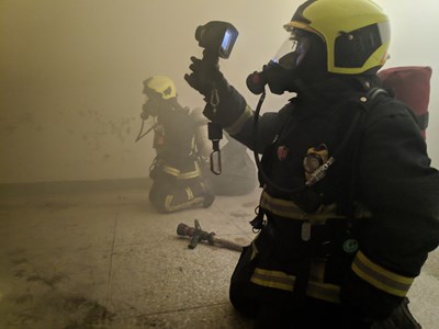 「108年消防人員火場生存(Survival)訓練種子教官班」強化消防人員的個人防護裝備操作、空氣呼吸器緊急處置及障礙物穿越、快速脫逃等自救能力。