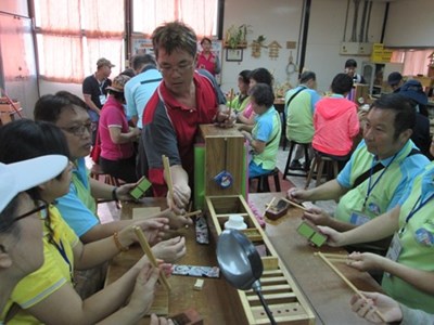 民眾參訪寶之林廢棄家具再生中心，並進行DIY體驗