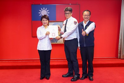 盧市長、消防局長曾進財與消防局科員曾銘祥合影