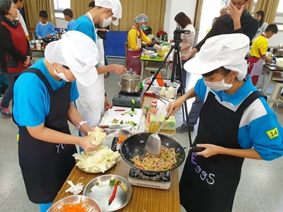 食農教育扎根  中市辦觀摩賽讓學童體驗料理