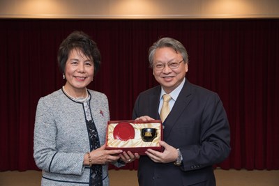 令狐副市長代表致贈湖心亭木製漆器，駐北美台中女中校友會簡會長代表受贈