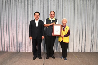 警察局長頒獎表揚高齡82歲的志工陳鄭碧霞