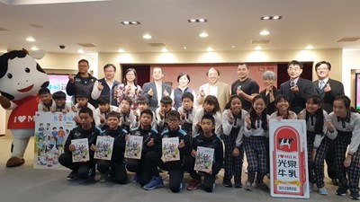 企業捐助乳品照顧學童健康  楊副市長感謝各界愛心