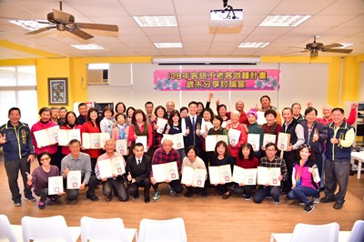 台中市政府客家事務委員會今(14)日舉辦「108年客語不老客歲末分享討論會議」，回顧自今年「客語不老客做種計畫」執行成果，並宣示明年將正式成立「客語不老客志工隊」，進駐衛福部豐原醫院、東勢農民醫院及沙鹿童綜合醫院服務，除用客語協助有需要的民眾，也讓客語持續傳承。