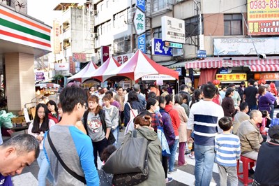 台中市政府經濟發展局今(14)日舉辦「2019豐原廟東復興商圈歡樂購嘉年華」活動，吸引大批民眾前往消費。